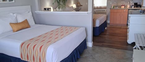2 Queen Beds - Unit Entrance