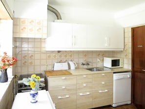 Cabinetry, Countertop, Property, Drawer, Building, Kitchen, Interior Design, Door, Kitchen Appliance, Kitchen Stove