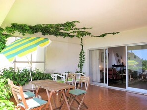 Tabelle, Pflanze, Möbel, Eigentum, Gebäude, Stuhl, Beleuchtung, Interior Design, Holz, Schatten