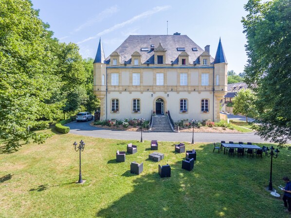 Façade principale Château de Puy Robert Lascaux Dordogne