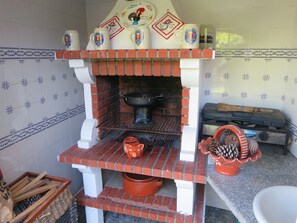 Gebäude, Holz, Interior Design, Orange, Haus, Wohnzimmer, Gas, Autoreifen, Regale