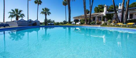 L'Eau, Ciel, Propriété, Piscine, Bleu Azur, Arbre, Bleu, Loisir, Arecales, Mobilier De Jardin