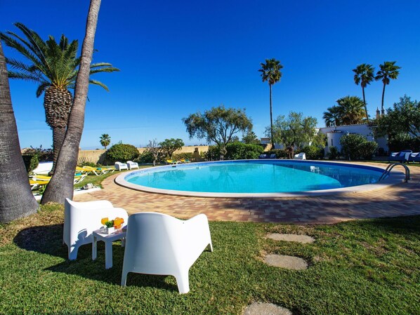 L'Eau, Ciel, Plante, Piscine, Bâtiment, Bleu Azur, Arbre, Ombre, Mobilier De Jardin, Arecales