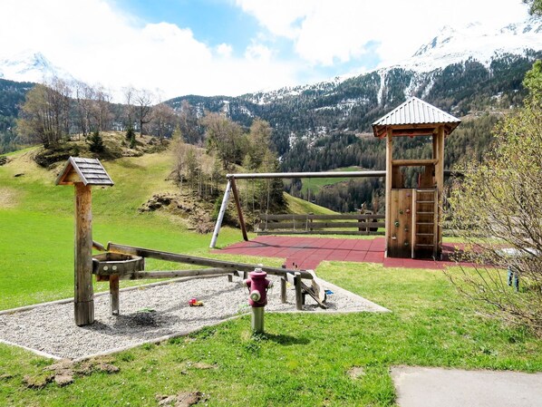 Berg, Eigentum, Wildnis, Öffentlicher Raum, Himmel, Gebirge, Landschaft, Bergstation, Gras, Ländliches Gebiet