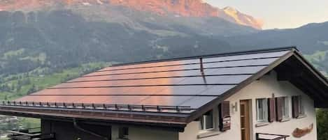 House free-standing with photovoltaic system