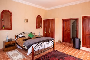 Komfortzimmer mit Queensize-Bett und angrenzendem eigenem Bad, Blick auf den Pool, im 1. Stock gelegen