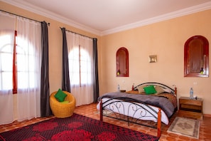 Komfortzimmer mit Queensize-Bett und angrenzendem eigenem Bad, Blick auf den Pool, im 1. Stock gelegen