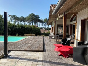 Terrasse et préau