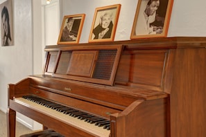 6 PIANO.jpg