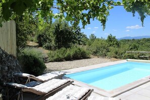 Le Vallon des Etoiles- piscine de " la Bergerie" et terrasse plein sud avec vue