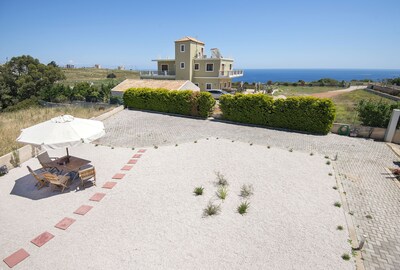 Villa With Beautiful Garden And Sea View