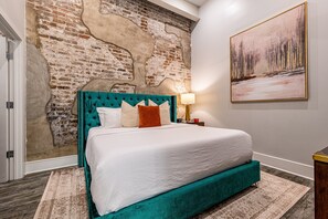 Primary bedrooms #2. Spacious primary bedroom featuring a king size bed with an ensuite bathroom and designer built in closets. The bedroom is equipped with a night stand, a lamp, hangers, luggage racks,