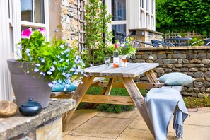 Howgills Apartment 7 - Close up of outside dining area