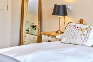 Howgills Apartment 7 - Double bed bedroom mirror view