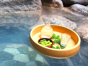 ・Free service of cold sake set enjoyed in the open-air bath!