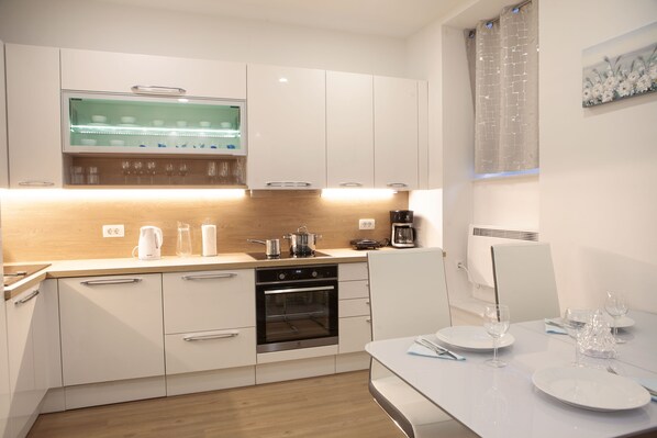 Fully equipped kitchen and dining area