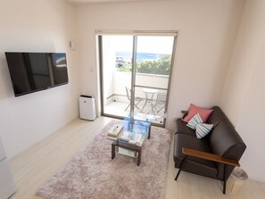 ・ Living room on the 2nd floor. The beautiful scenery of Okinawa spreads out of the window