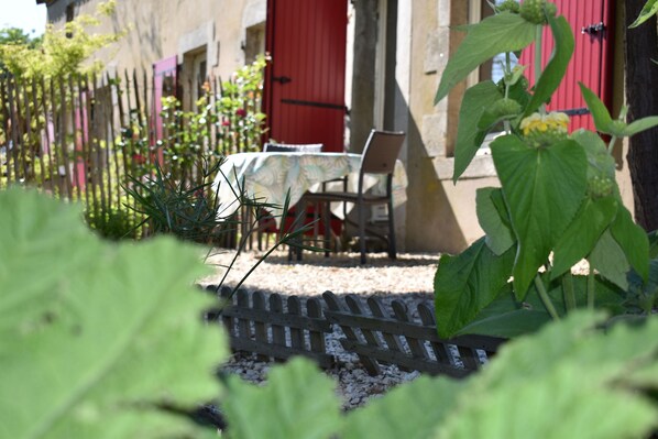 terrasse privée avec accès et parking privé.