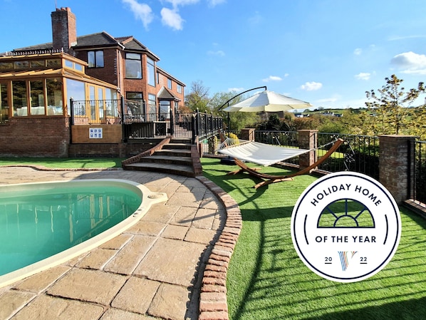 Sleeps 12 in comfort with private outdoor heated swimming pool and amazing views