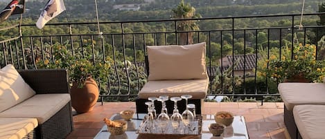 Terrasse avant avec vue sur la montagne de la Femme allongée  ( Roquebrune)