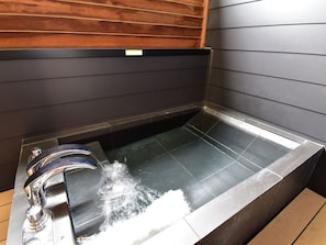 ・Semi-open-air bath