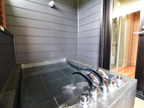 ・Semi-open-air bath
