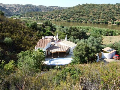 Fantastic country house with pool on the Rio Guadiana with access to the river
