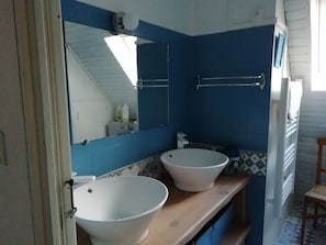 salle de douche avec machine à laver 