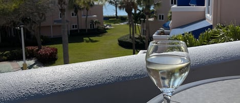 Enjoy some sunshine and wine or coffee on the balcony with a view of the gulf! 