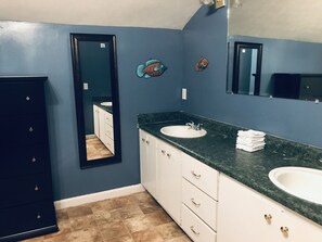 Bathroom 2 (Master Bathroom)