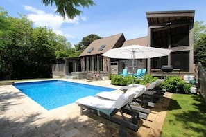 The pool, the hot tub, and walking distance to the beach make this a true Gem!