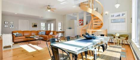 Spacious kitchen with 8- seater dining table and 4 at the counter.