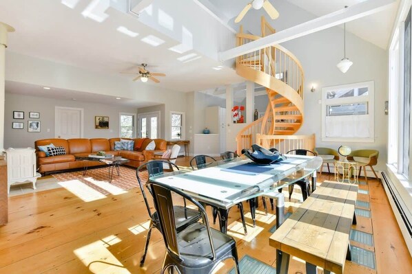 Spacious kitchen with 8- seater dining table and 4 at the counter.