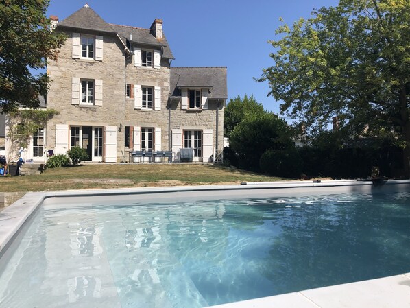 La piscine...et le ciel bleu!