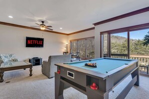 ★ Downstairs Living Room with Pool Table, Poker Table, Board Games, and Patio★