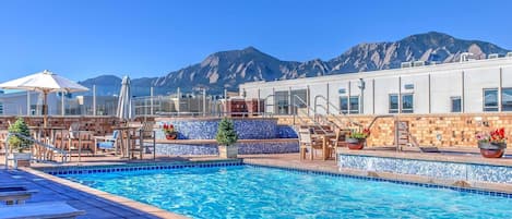 Amazing rooftop pool, 2 hot tubs, and grilling / picnic area