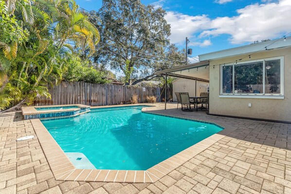 Gorgeous 6 ft deep pool!