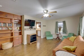 Living Room | Free WiFi | Smart TV | A/C & Heat | Futon | Sleeper Sofa