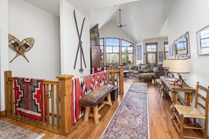 Arrowhead 5 bed house w/ skier shuttle to lift