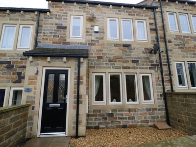 Newly Furnished, Modern Town House Shepley