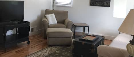 Living room with comfortable seating, Roku TV and WIFI