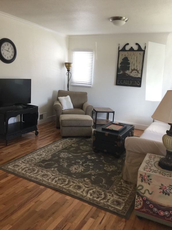 Living room with comfortable seating, Roku TV and WIFI