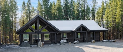 Timber Lodge Cabin Rental (1835)