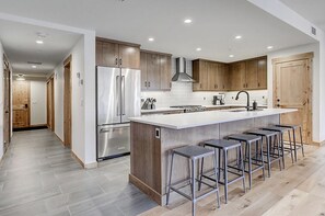 Kitchen Island with 6-Stool Seating Area