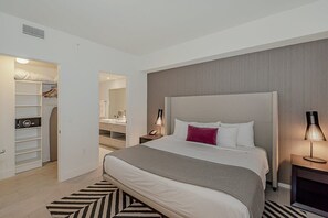Bedroom 1 (King Bed)