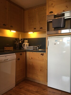 Fully equipped kitchen with dishwasher, 4 ring Hob, Oven & Fridge Freezer
