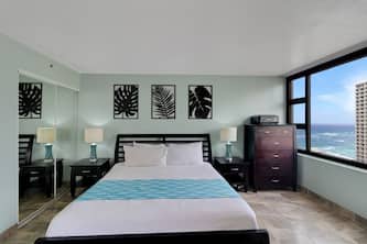 Block to Beach! Koko Resorts at the Waikiki Banyan 31st Floor Deluxe Ocean View, Free parking & Wifi