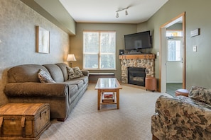 Bright Unit with Large Windows - Great Views of the Slopes!