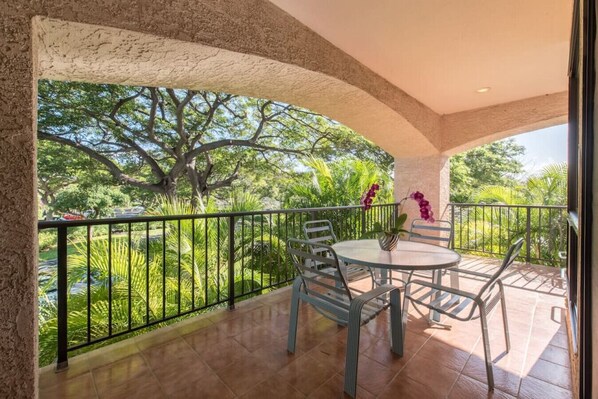 Lanai - privacy and peaceful setting with the surrounding palm trees