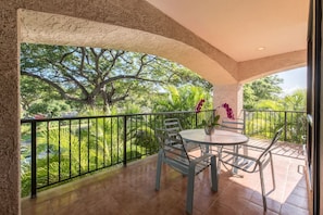 Lanai - privacy and peaceful setting with the surrounding palm trees